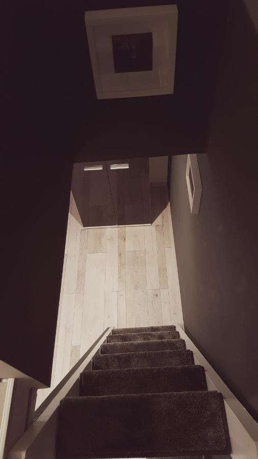 Apartment Home, Far Away From 2 *